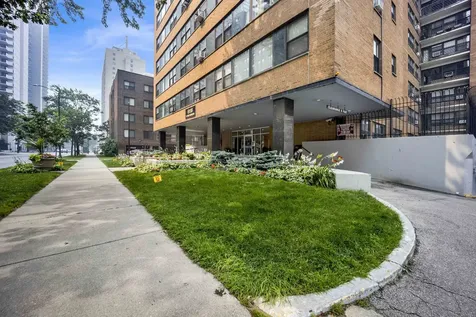 6118 North Sheridan Road Chicago IL 60660