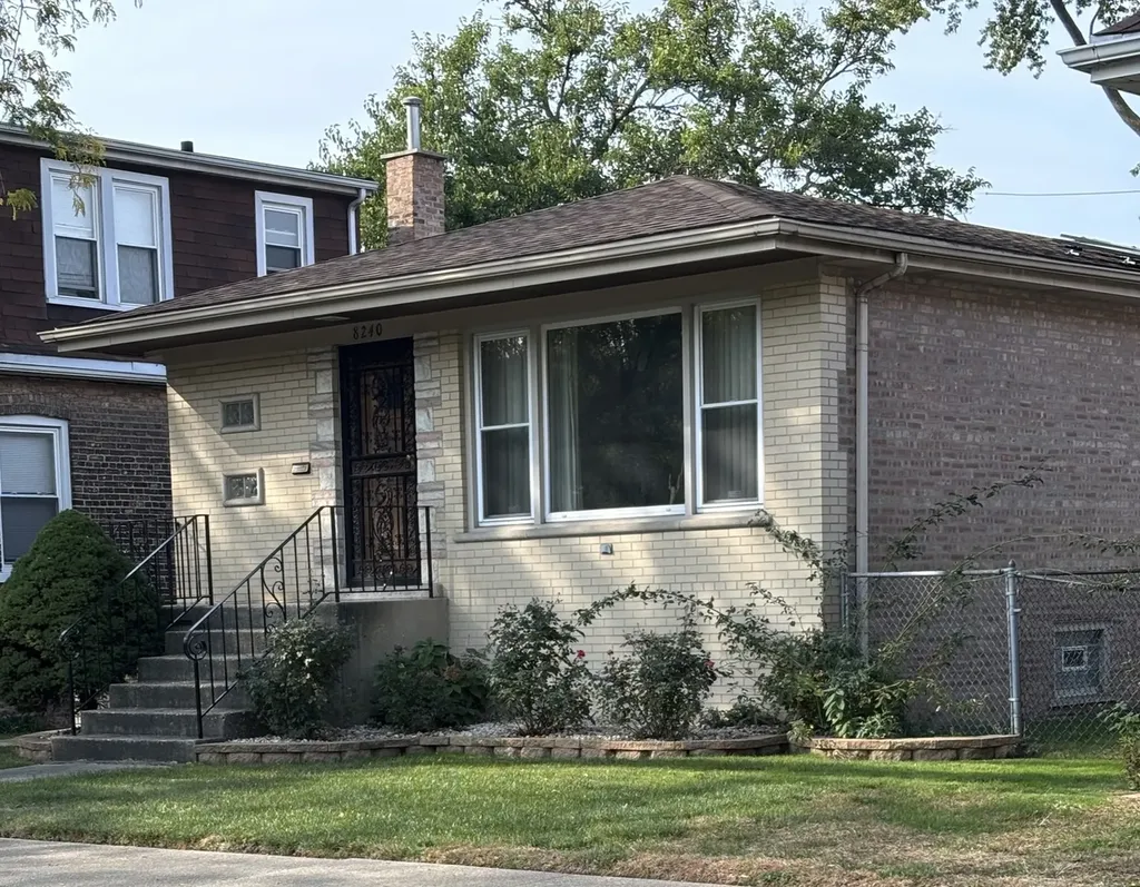 8240 South Woodlawn Avenue Chicago IL 60619