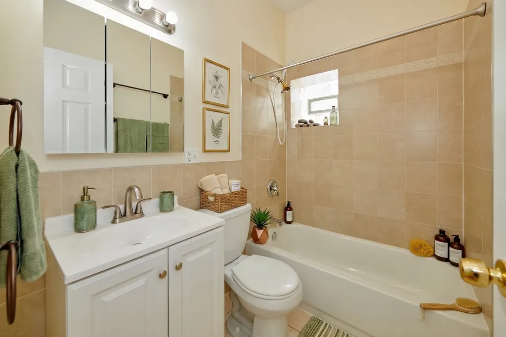 7209 North Damen Avenue Chicago IL 60626