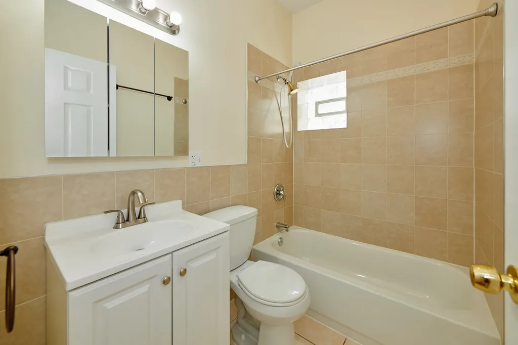 7209 North Damen Avenue Chicago IL 60626