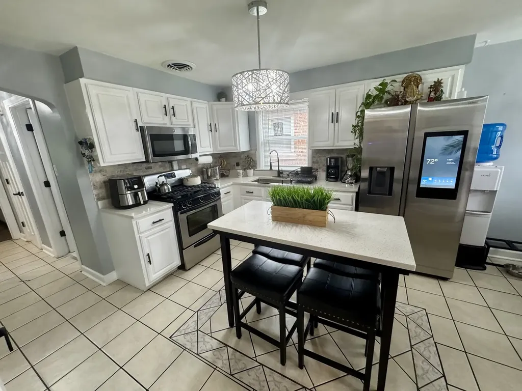 10806 South Avenue O Chicago IL 60617