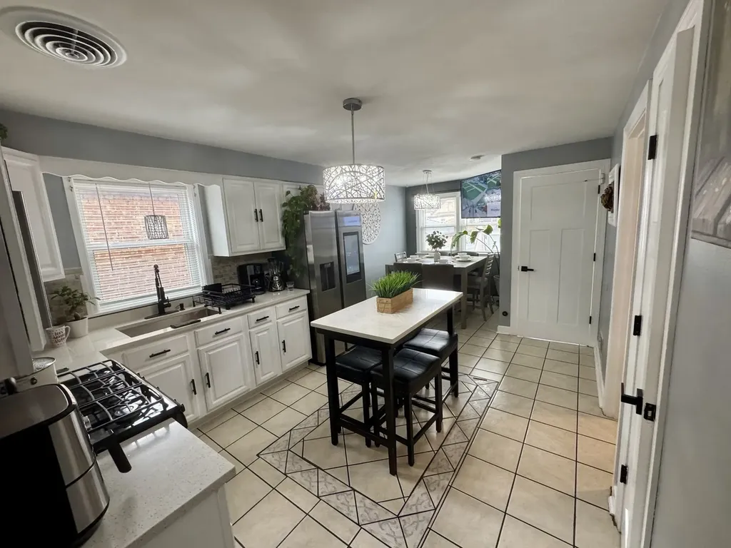 10806 South Avenue O Chicago IL 60617