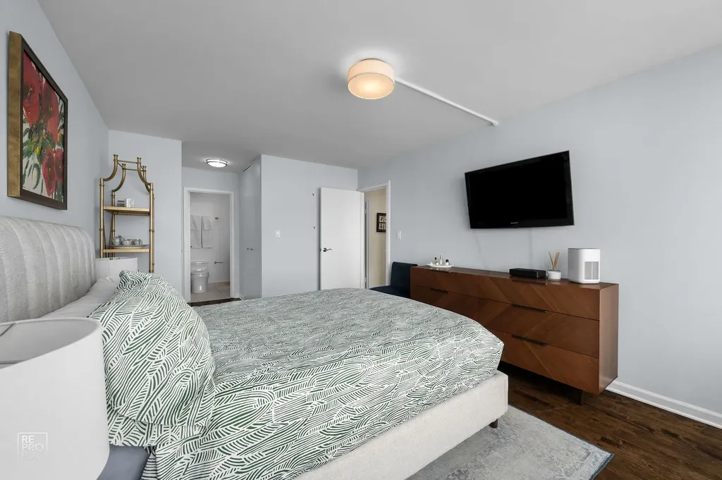 3930 North Pine Grove Avenue Chicago IL 60613