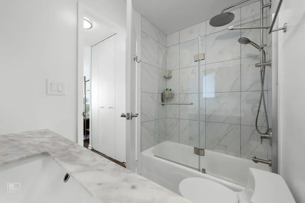 3930 North Pine Grove Avenue Chicago IL 60613