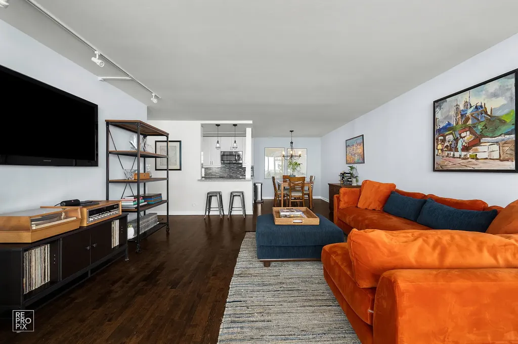 3930 North Pine Grove Avenue Chicago IL 60613