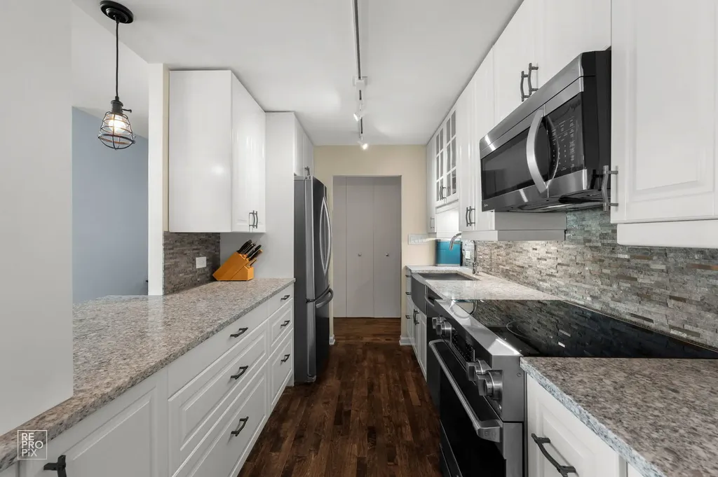 3930 North Pine Grove Avenue Chicago IL 60613