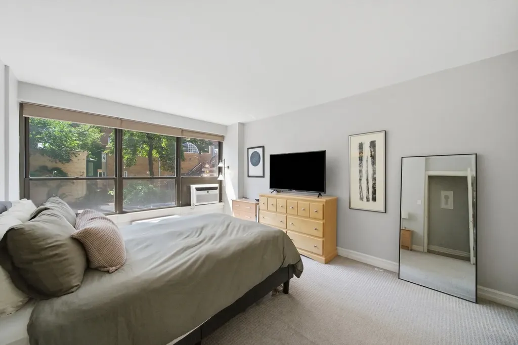 2930 North Sheridan Road Chicago IL 60657