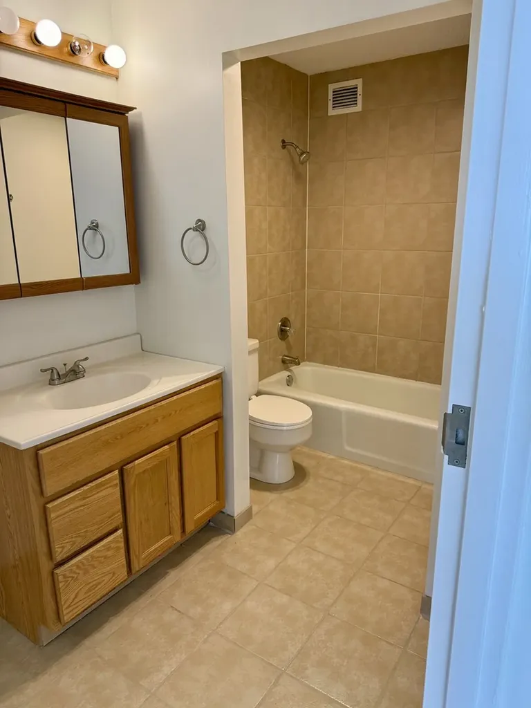 2015 South Finley Road S Lombard IL 60148