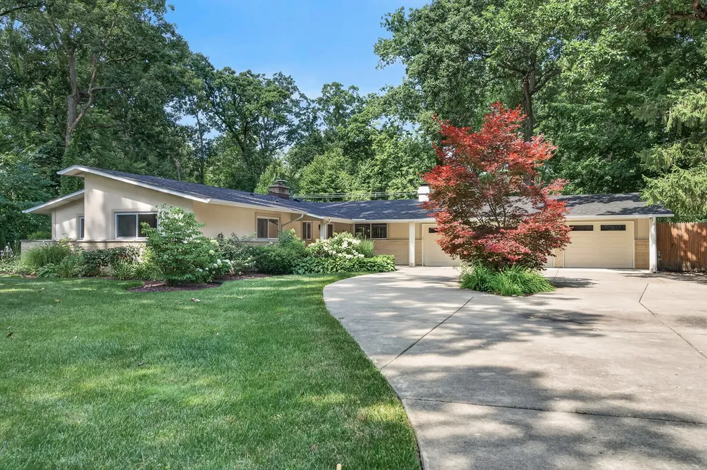 54 Oakwood Lane Lincolnshire IL 60069