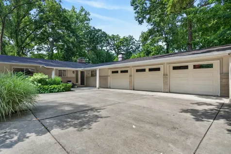 54 Oakwood Lane Lincolnshire IL 60069