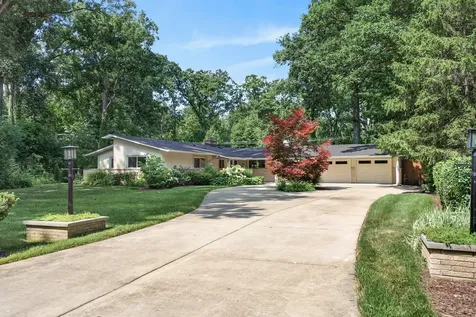54 Oakwood Lane Lincolnshire IL 60069