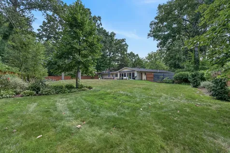 54 Oakwood Lane Lincolnshire IL 60069