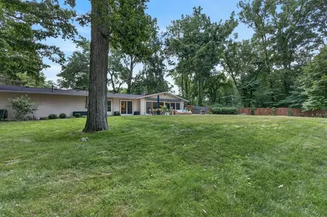54 Oakwood Lane Lincolnshire IL 60069