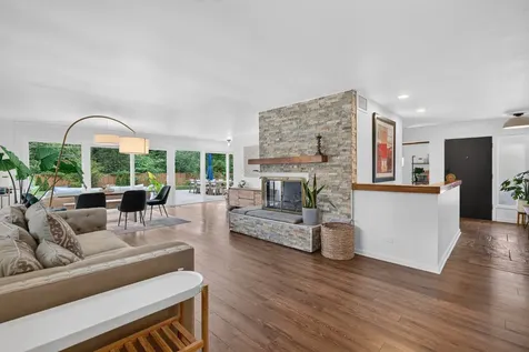 54 Oakwood Lane Lincolnshire IL 60069