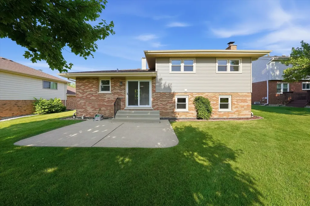10S221 Suffield Drive Downers Grove IL 60516