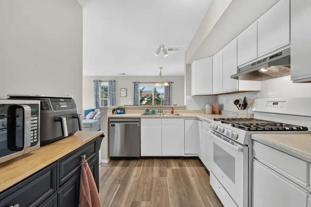 176 Birmingham Court Roselle IL 60172