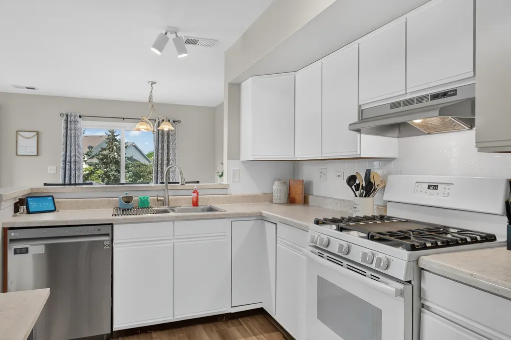176 Birmingham Court Roselle IL 60172