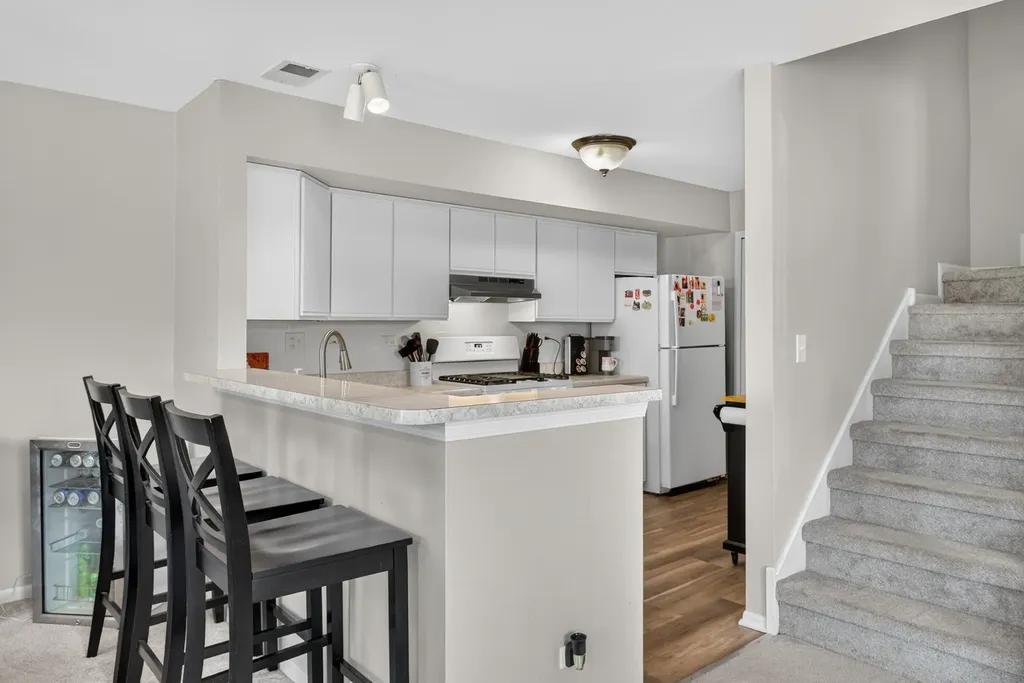 176 Birmingham Court Roselle IL 60172