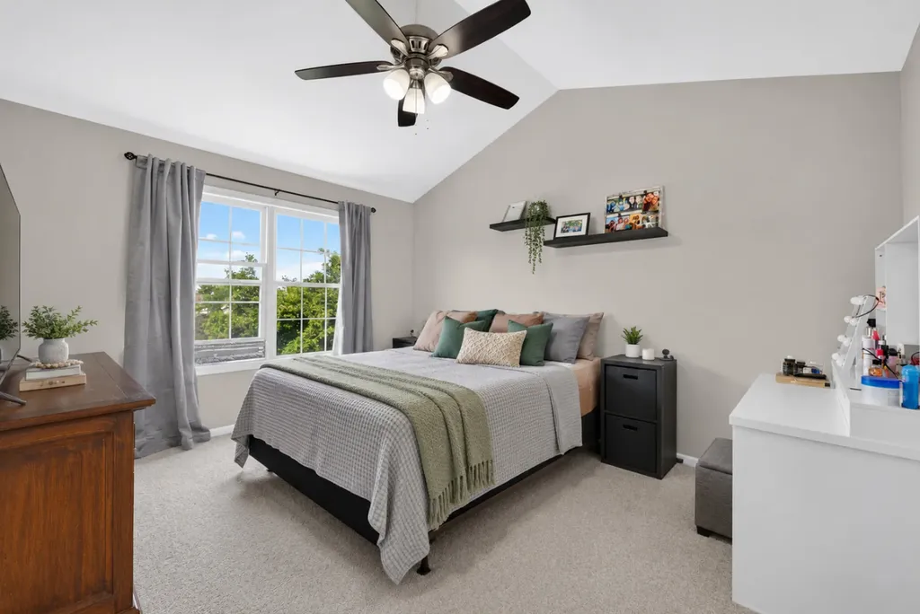 176 Birmingham Court Roselle IL 60172
