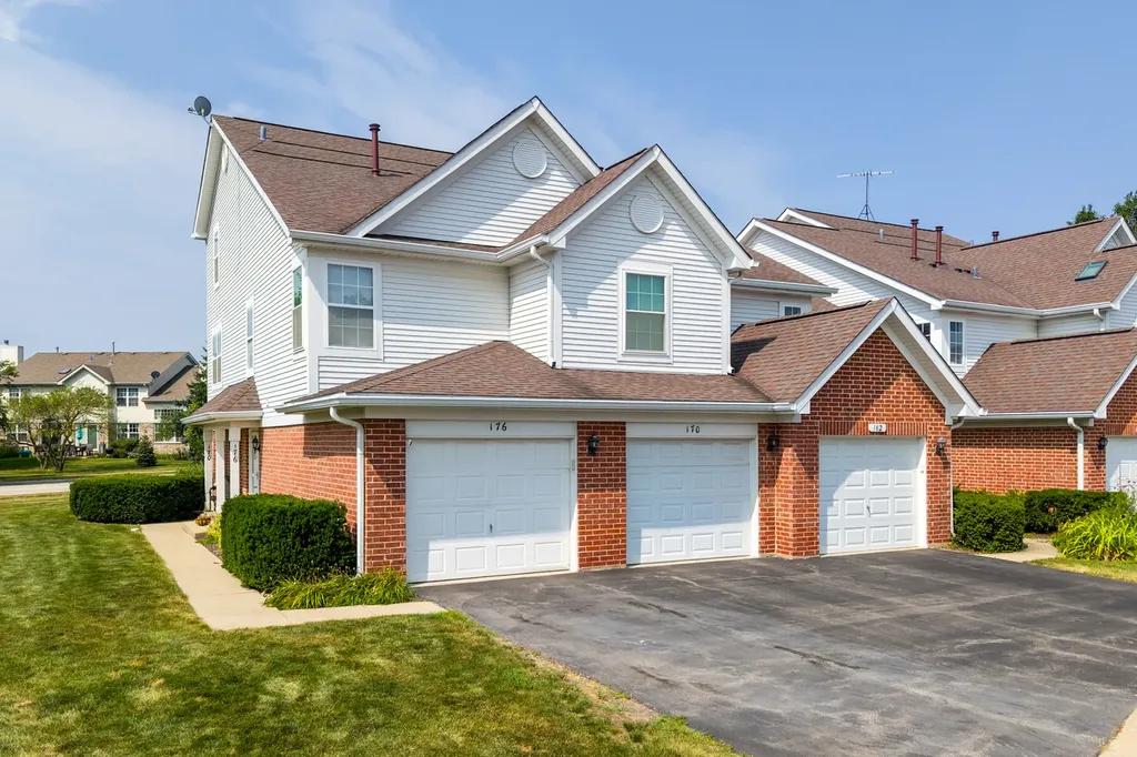 176 Birmingham Court Roselle IL 60172