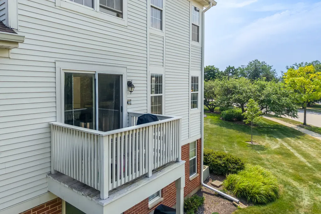 176 Birmingham Court Roselle IL 60172