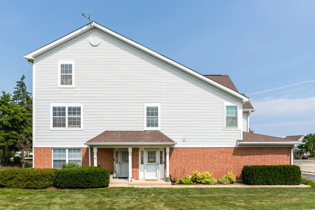 176 Birmingham Court Roselle IL 60172