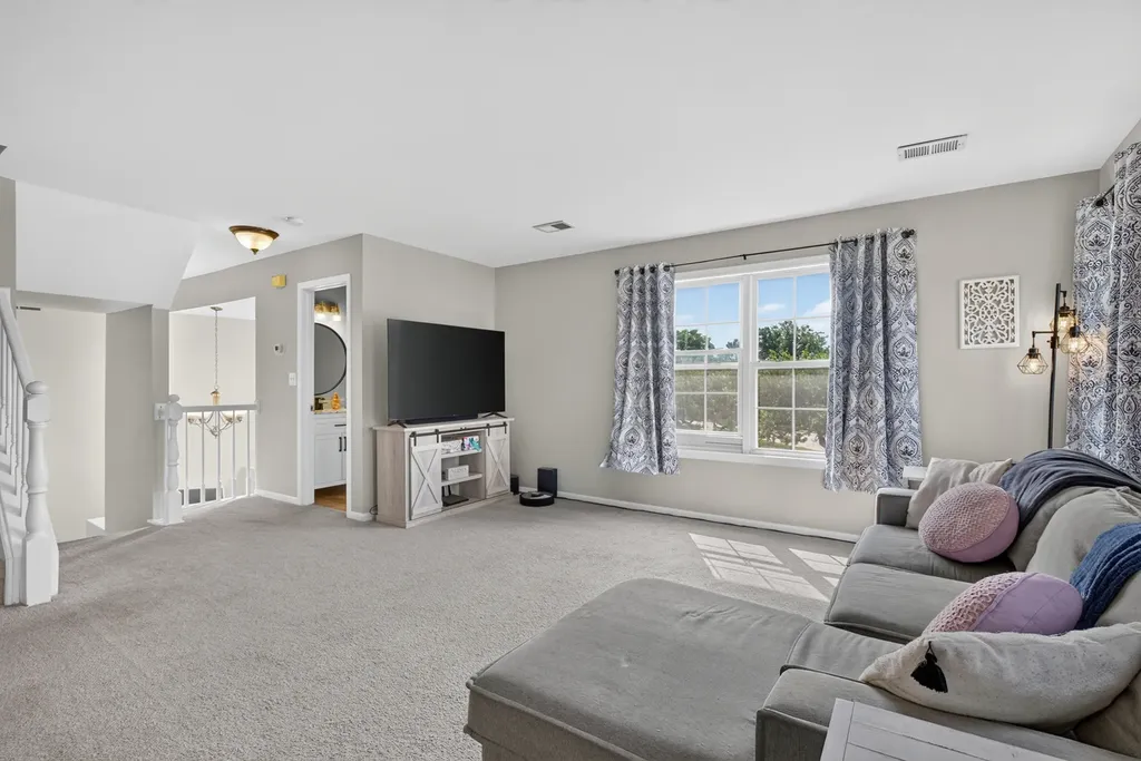 176 Birmingham Court Roselle IL 60172