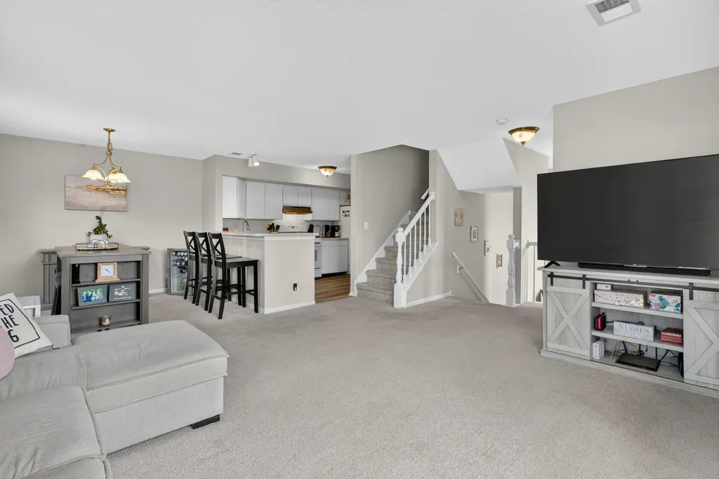 176 Birmingham Court Roselle IL 60172