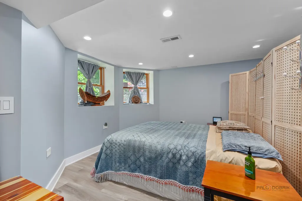 4448 North Tripp Avenue Chicago IL 60630