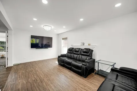 907 East Central Road Mount Prospect IL 60056