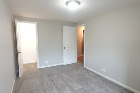 2021 Berkshire Circle Carpentersville IL 60110