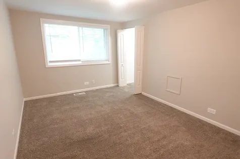 2021 Berkshire Circle Carpentersville IL 60110