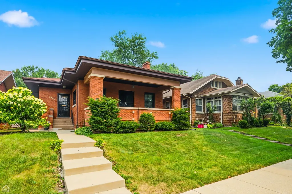 7325 South Euclid Avenue Chicago IL 60649