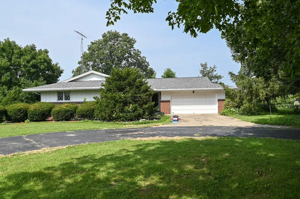 621 South Oakwood Street Oakwood IL 61858