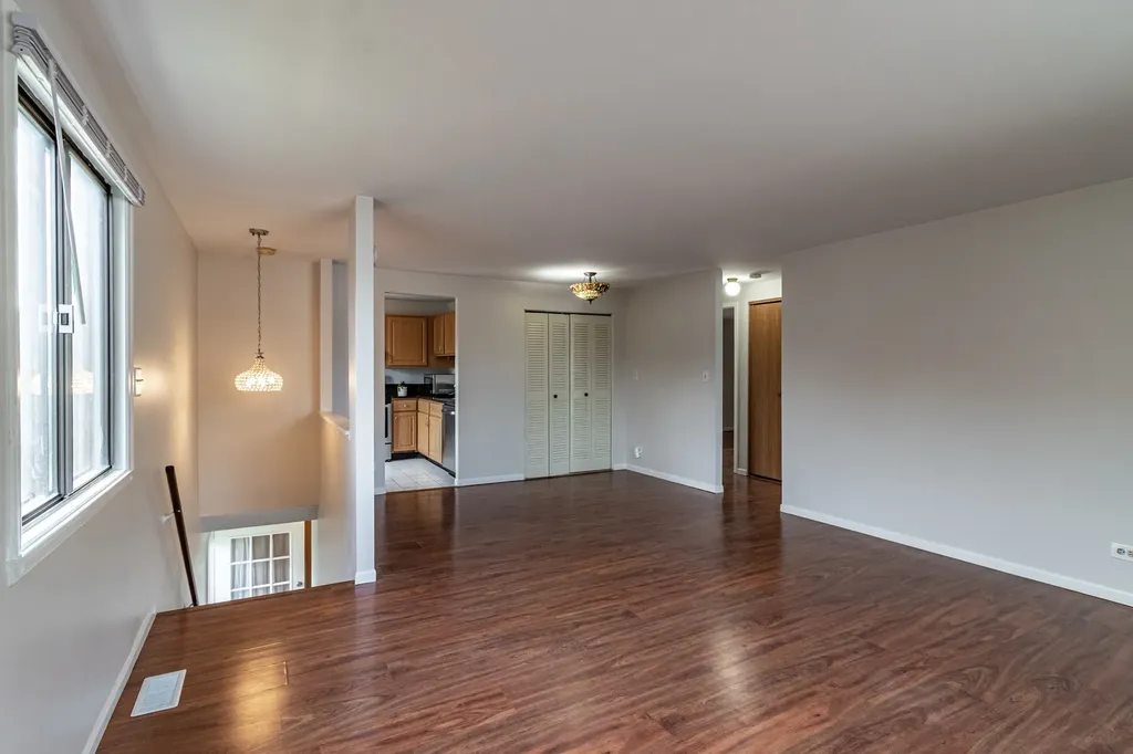 17 Dennis Court Schaumburg IL 60193