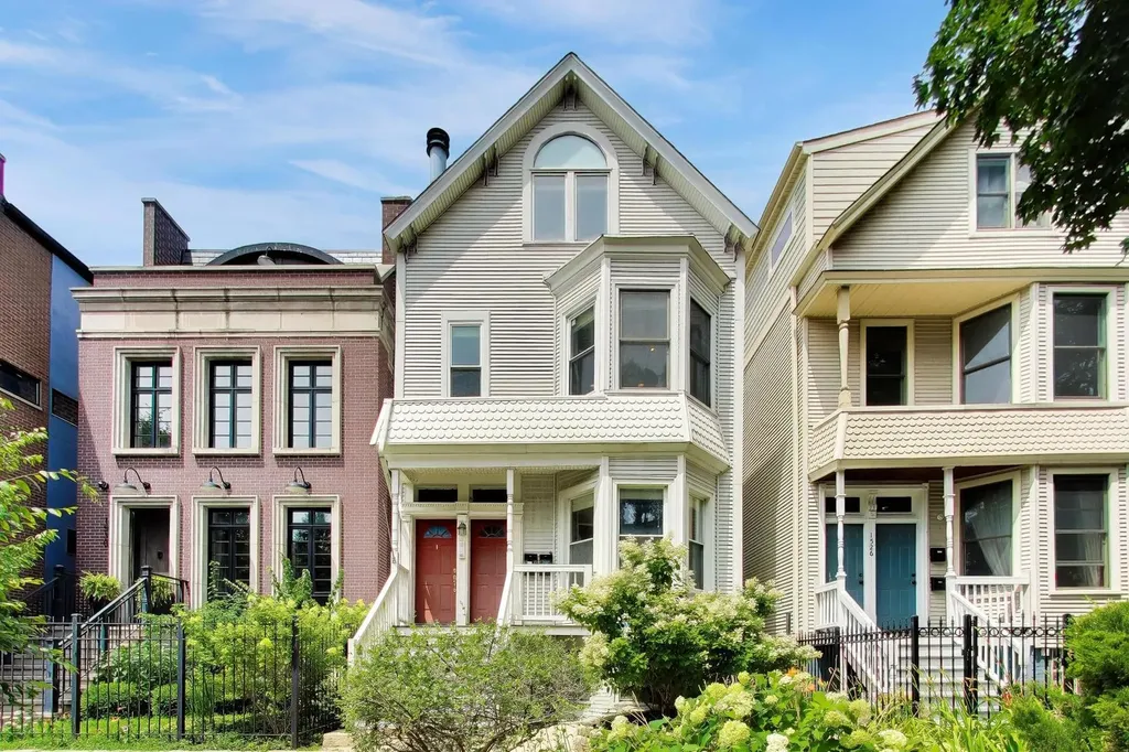 1528 West Wellington Avenue Chicago IL 60657