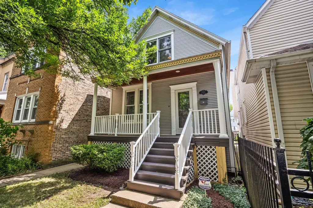 1907 West Warner Avenue Chicago IL 60613