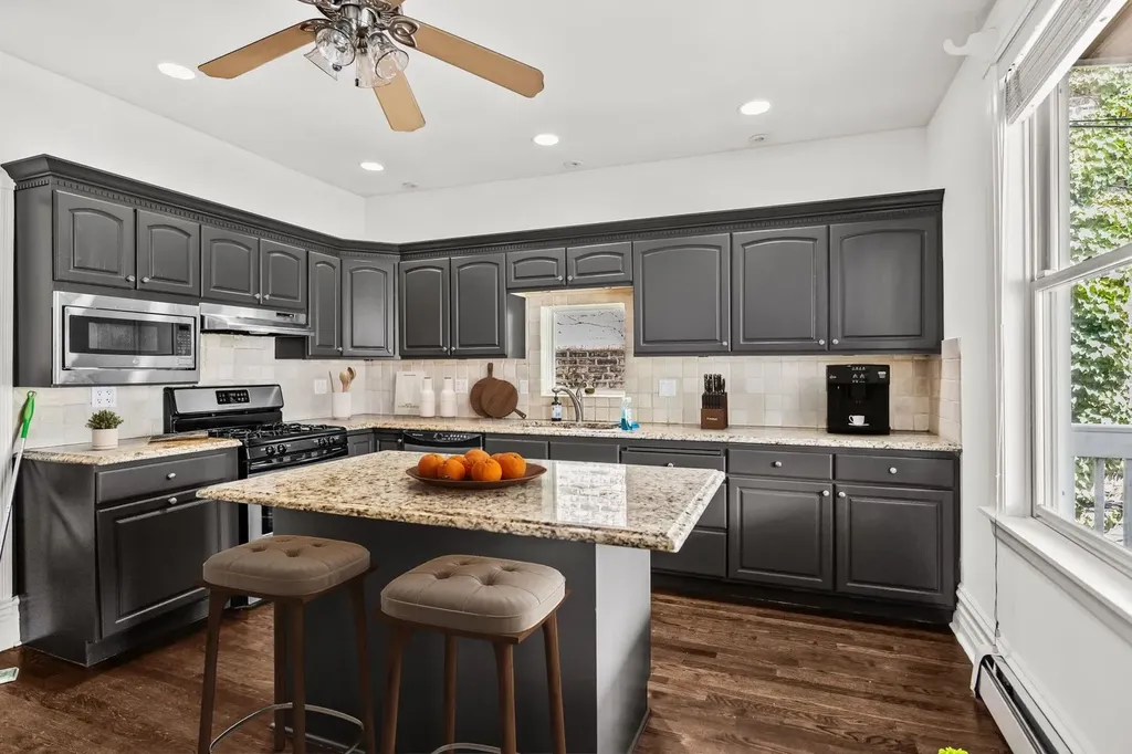 1907 West Warner Avenue Chicago IL 60613
