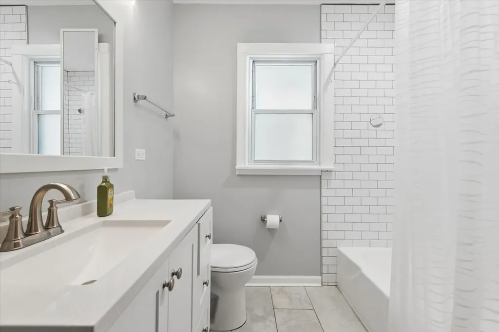 4854 West Winnemac Avenue Chicago IL 60630
