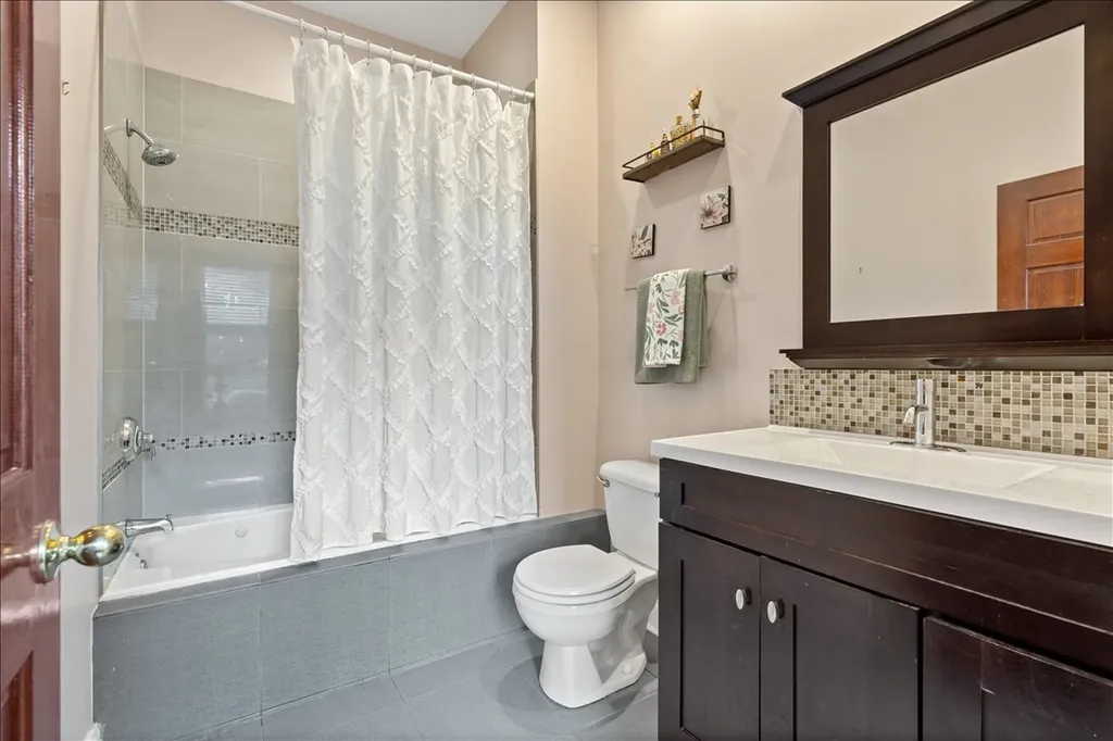 7510 North Greenview Avenue Chicago IL 60626