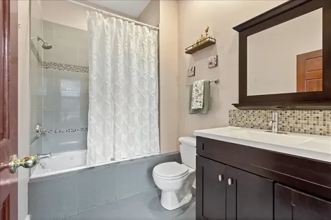 7510 North Greenview Avenue Chicago IL 60626