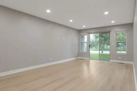 16 Taft Court Streamwood IL 60107