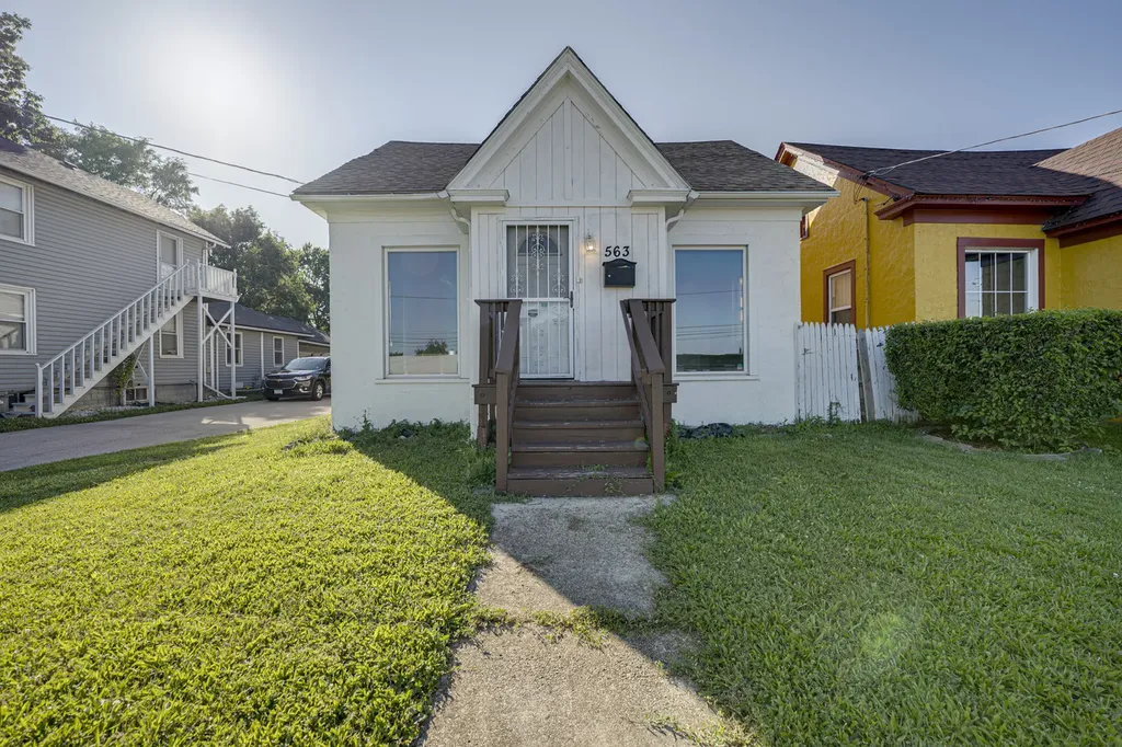 563 South Lake Street Aurora IL 60506