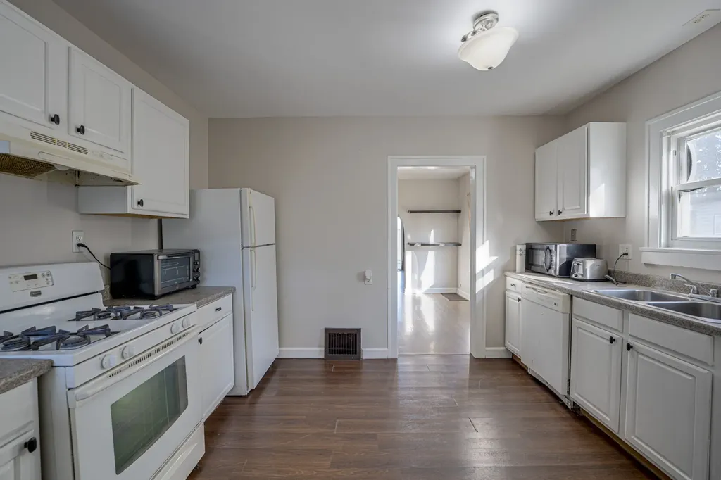 563 South Lake Street Aurora IL 60506