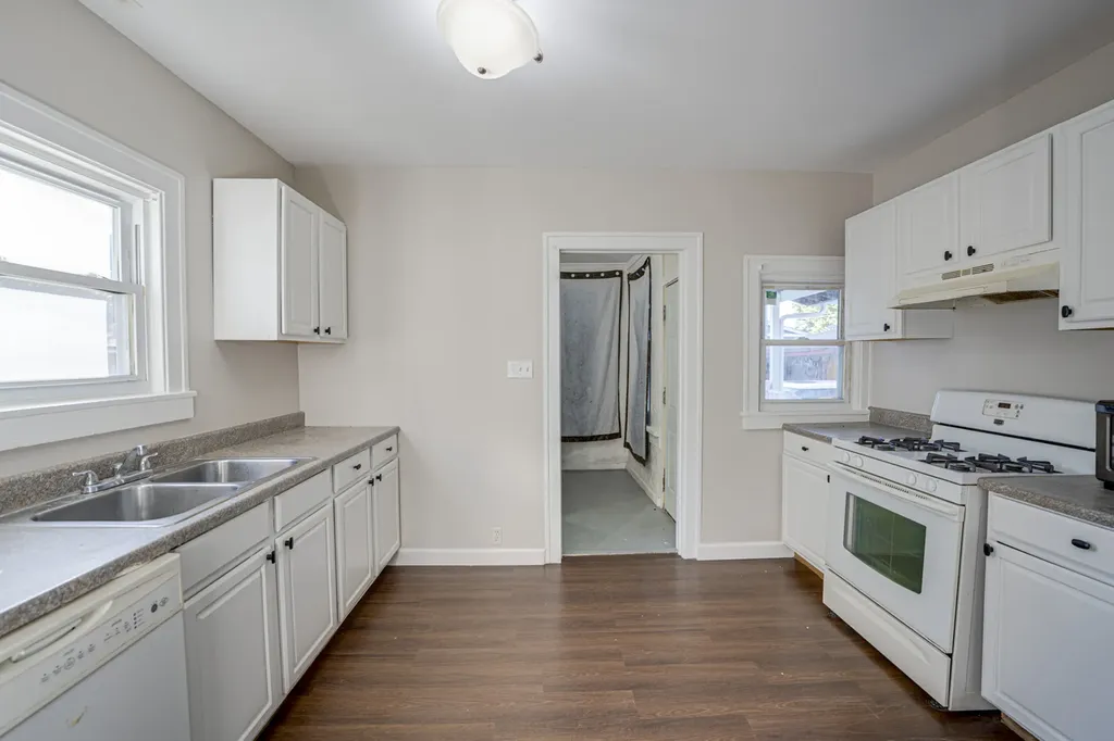 563 South Lake Street Aurora IL 60506