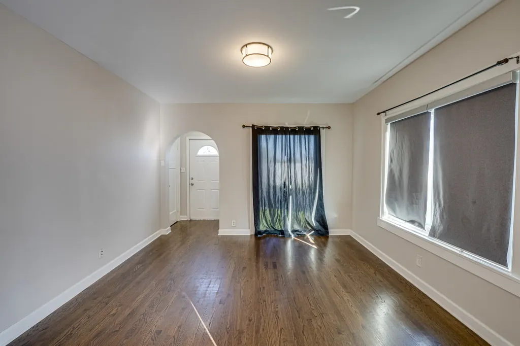563 South Lake Street Aurora IL 60506