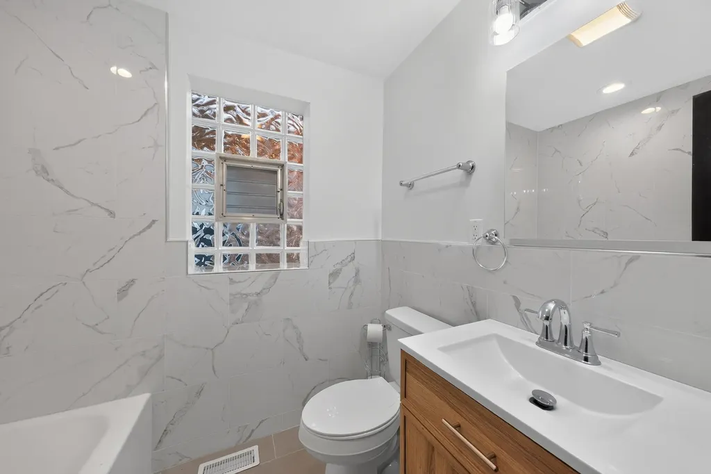 5755 West Eddy Street Chicago IL 60634