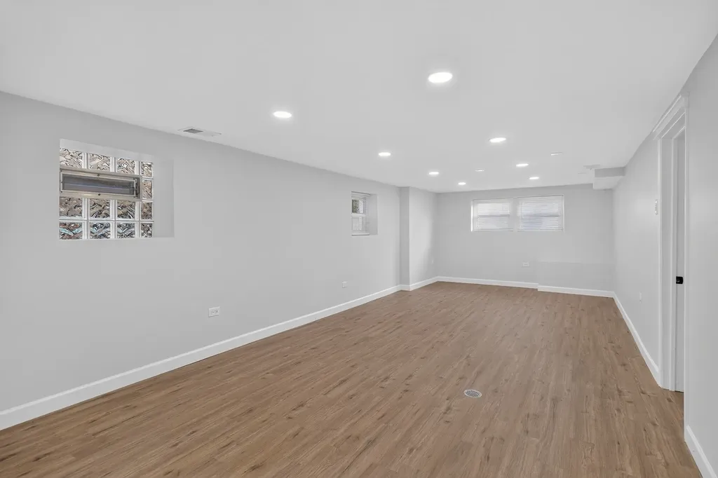 5755 West Eddy Street Chicago IL 60634