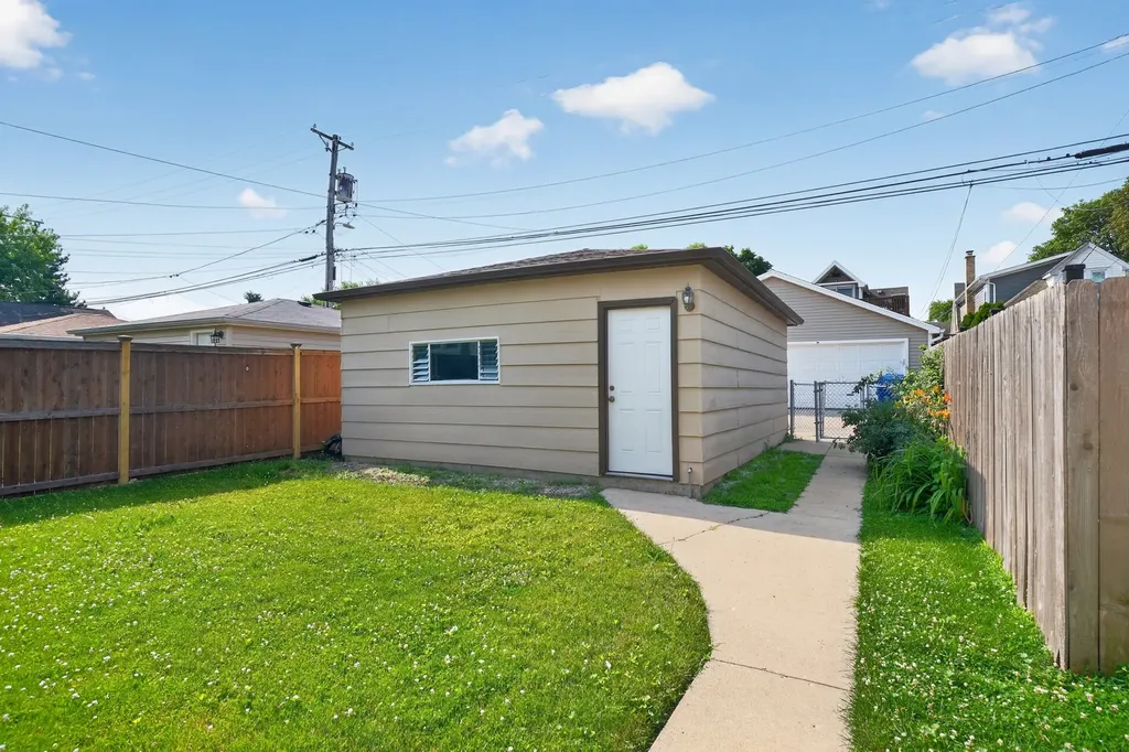 5755 West Eddy Street Chicago IL 60634