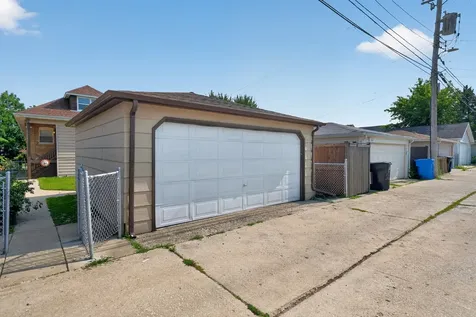 5755 West Eddy Street Chicago IL 60634